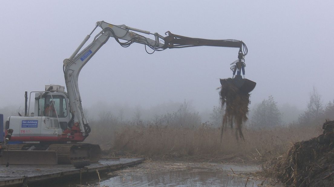 Uitgraven van petgaten in de Wieden