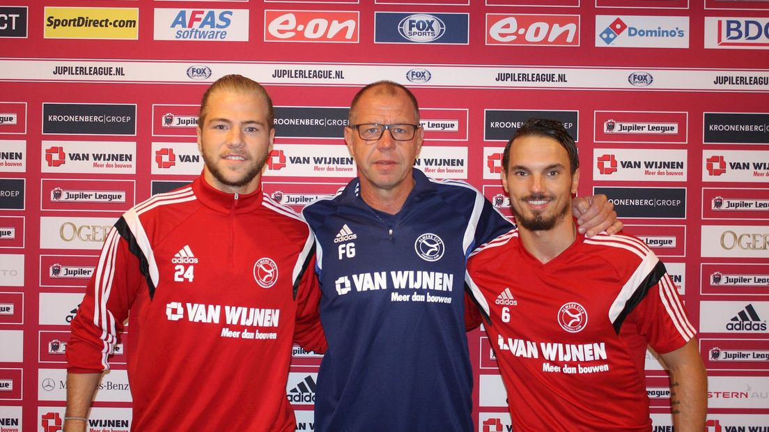 Thijs Bouma, trainer Fred Grim en Rodney Sneijder