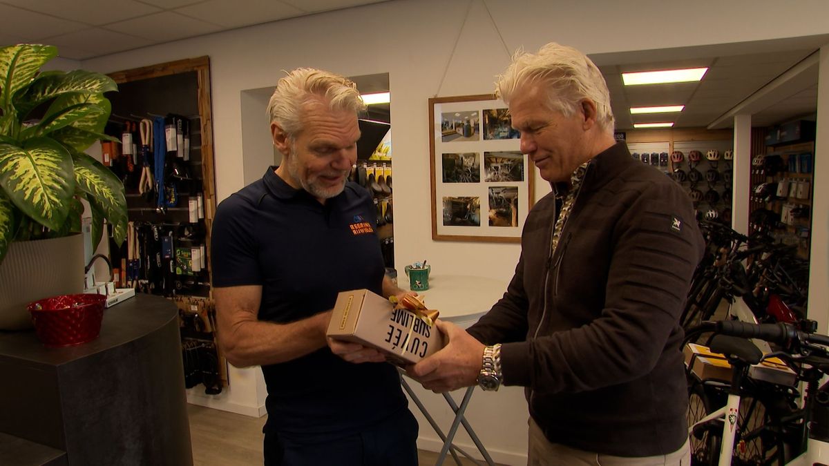 Na verwoestende brand viert eigenaar Frank de heropening van zijn fietsenwinkel