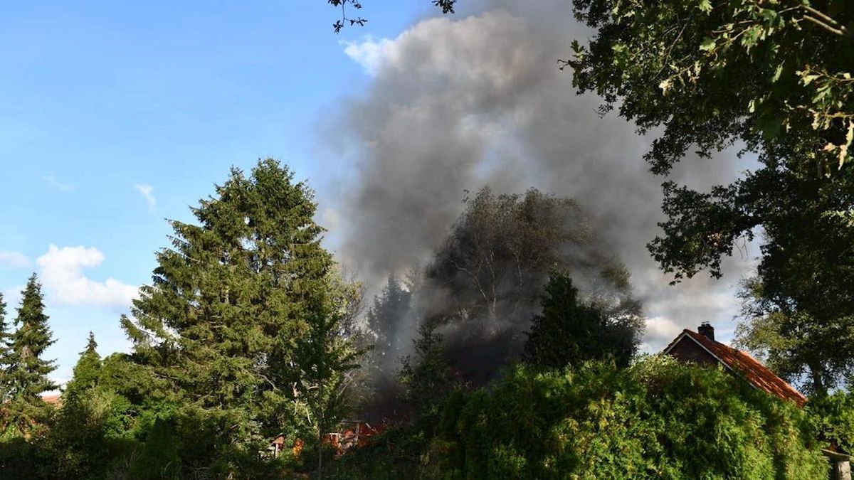 Brandweer rukt uit voor schuurbrand in Beerzerveld