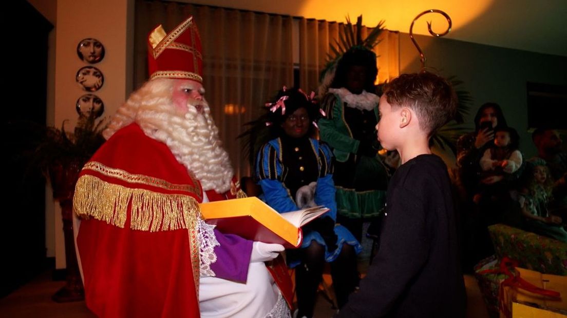 Sinterklaas gaat langs bij deze kinderen terwijl Oranje tegen de VS speelt.