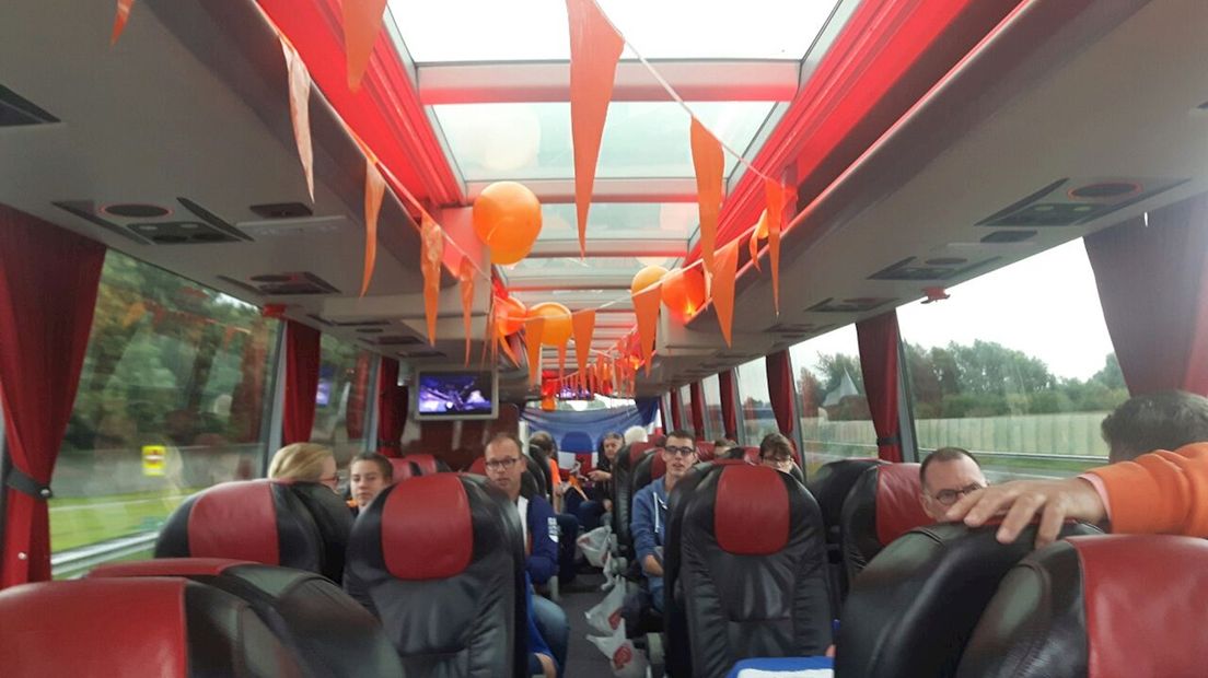 Fans en vrienden in de bus om Anna op te halen