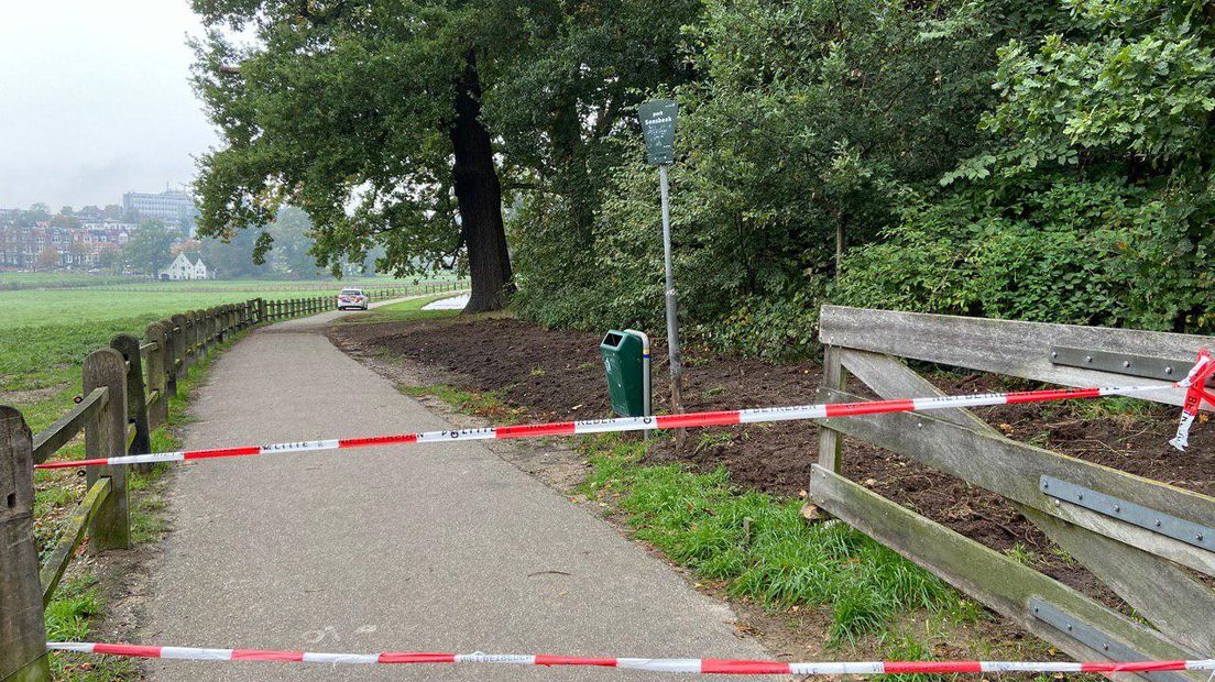 De politie doet zondagochtend onderzoek bij de ingang van Park Sonsbeek aan de Sonsbeekweg in Arnhem.