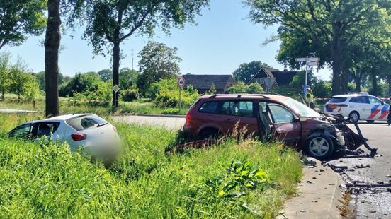 Meerdere zwaargewonden en auto in brand door aanrijding. Meerdere zwaargewonden en auto in brand door aanrijding.