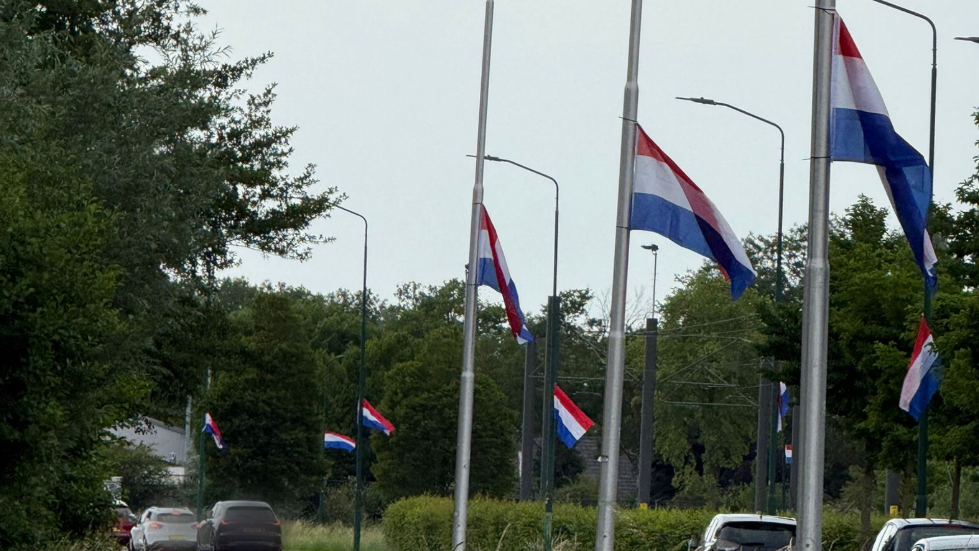 Burgemeester laat protestvlaggen hangen: 'Mening mag geuit worden'