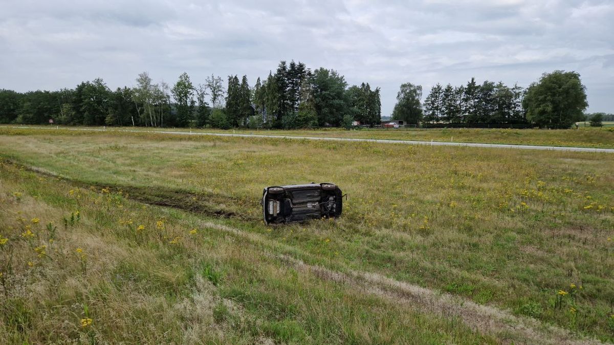 Auto belandt naast afslag N34 bij Exloo