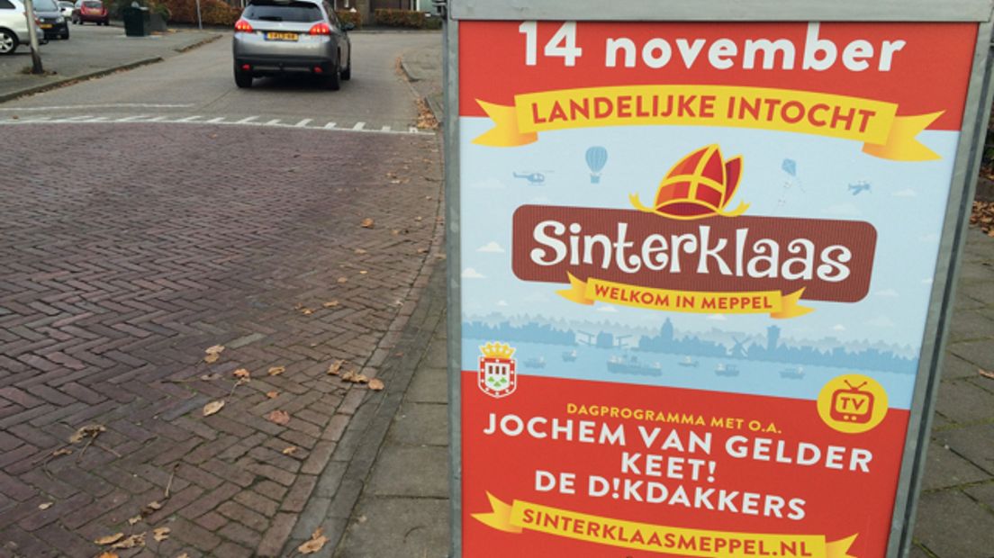 Meppeler reclameborden op Steenwijker grondgebied, tot verbazing van de organisatoren daar (Rechten: RTV Drenthe/Jeppe Oostenga)