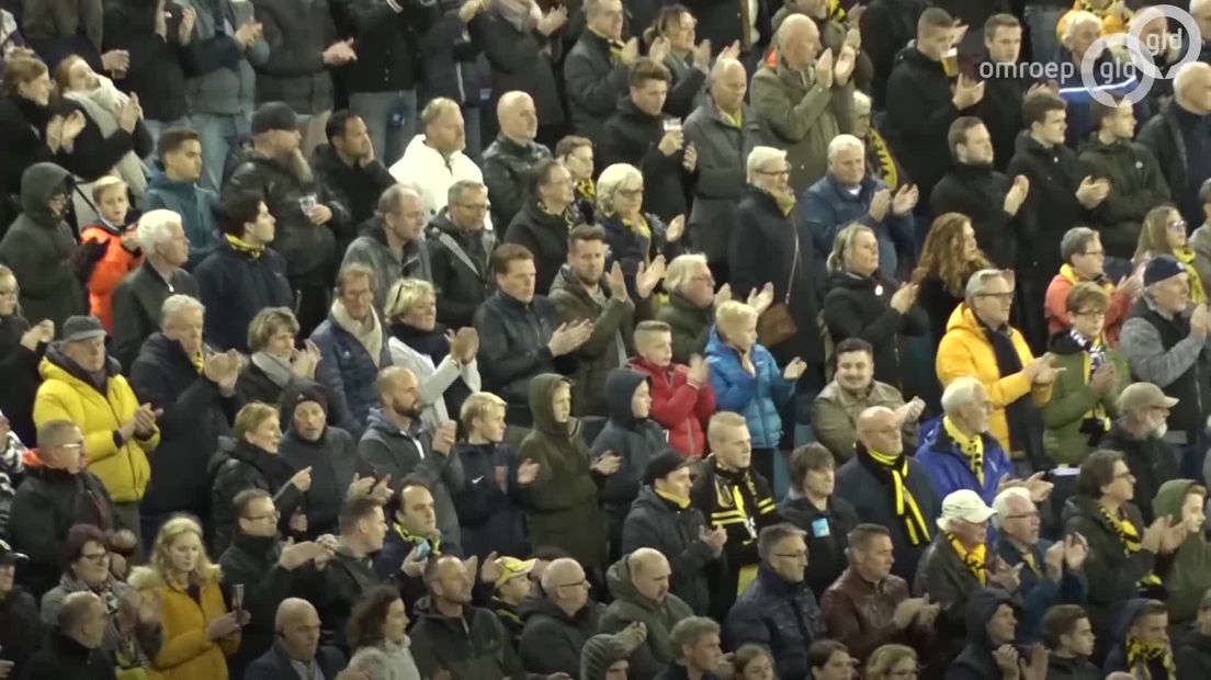 Supporters van Vitesse en FC Utrecht hebben in GelreDome een minuut geapplaudisseerd voor de overleden nummer 4's van de clubs.