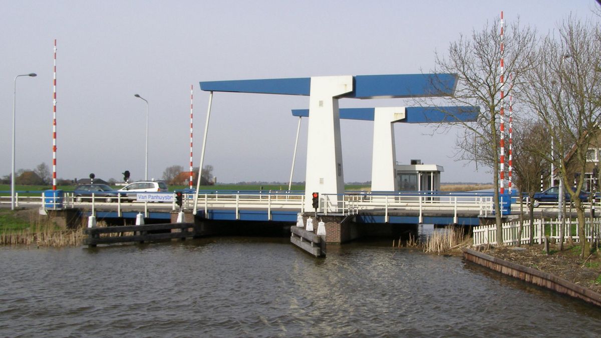 Kapotte brug bij Tjerkwerd | Celstraf voor wietplantage in Sexbierum