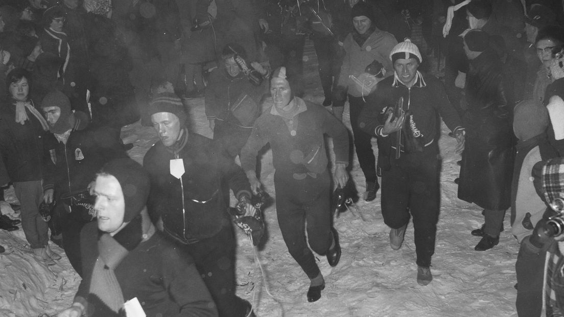 Deelnemers aan de Elfstedentocht van '63 op weg naar de start in Leeuwarden