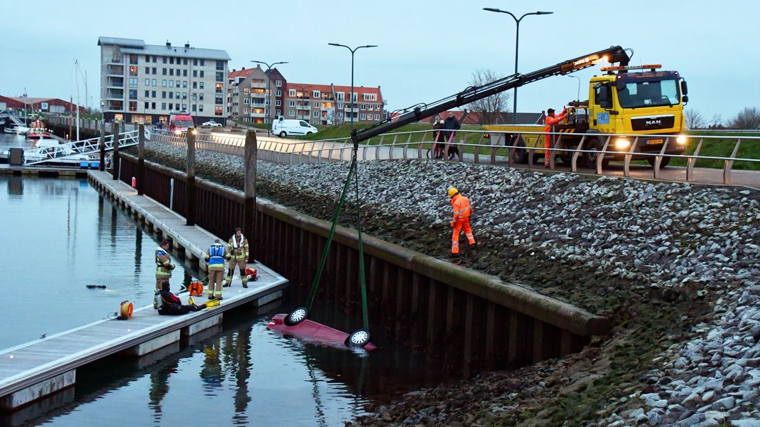 Auto wordt uit het water getakeld nadat duikers van de brandweer hebben vastgesteld dat er niemand meer in zit