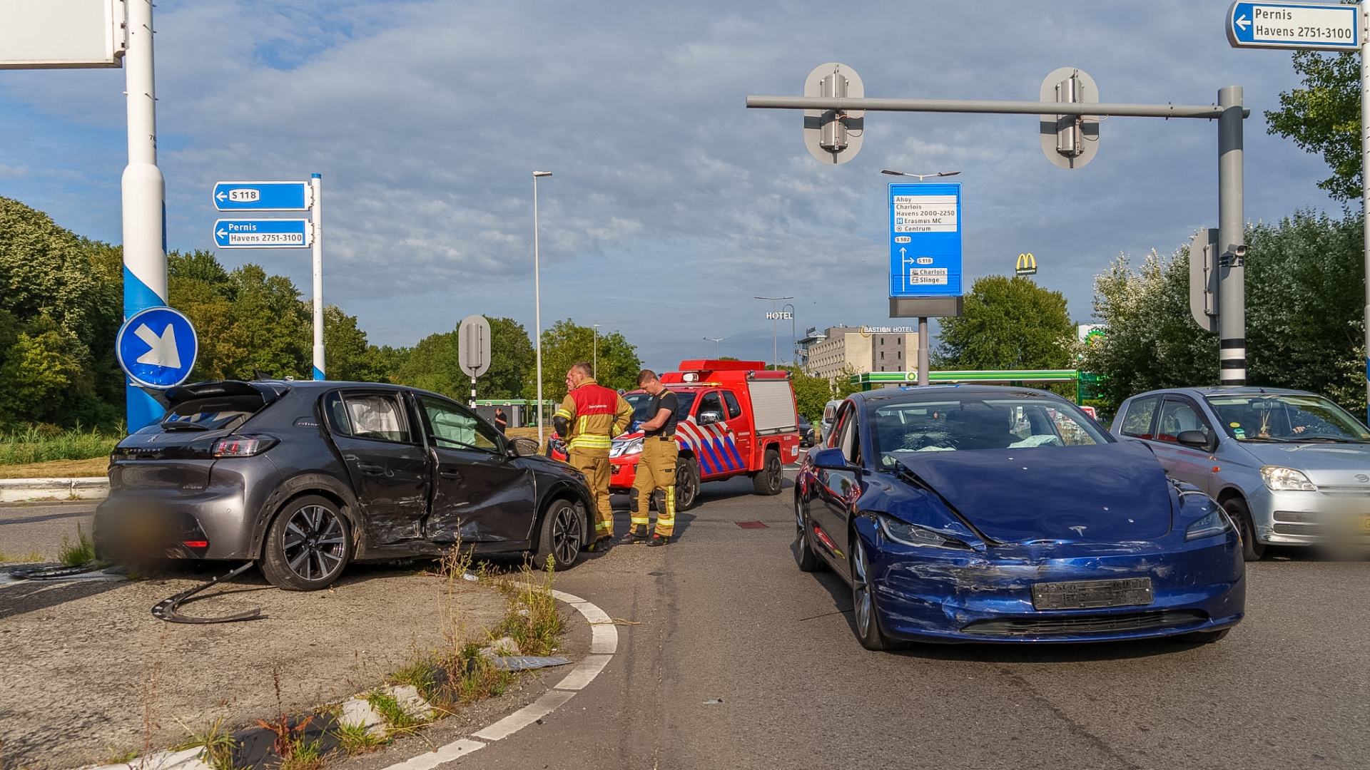 Een van de auto's belandde door het ongeval achterstevoren op de weg