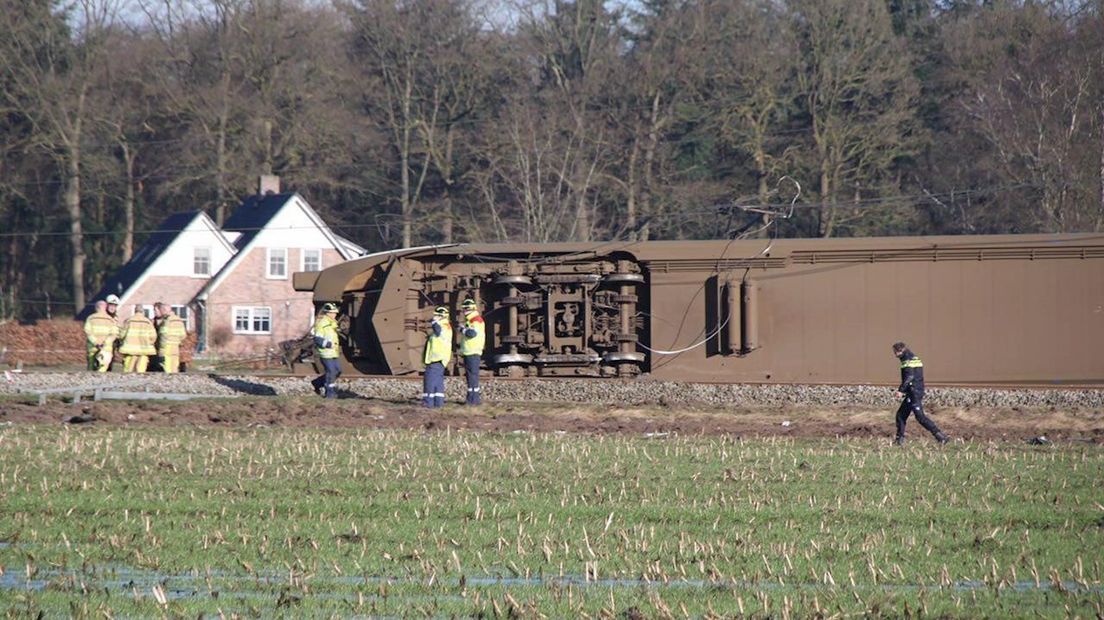 Bij het ongeluk ontspoorde de trein en kantelde