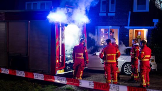 Auto kantelt op A15 • motorrijder gewond na botsing. Auto kantelt op A15 • motorrijder gewond na botsing.