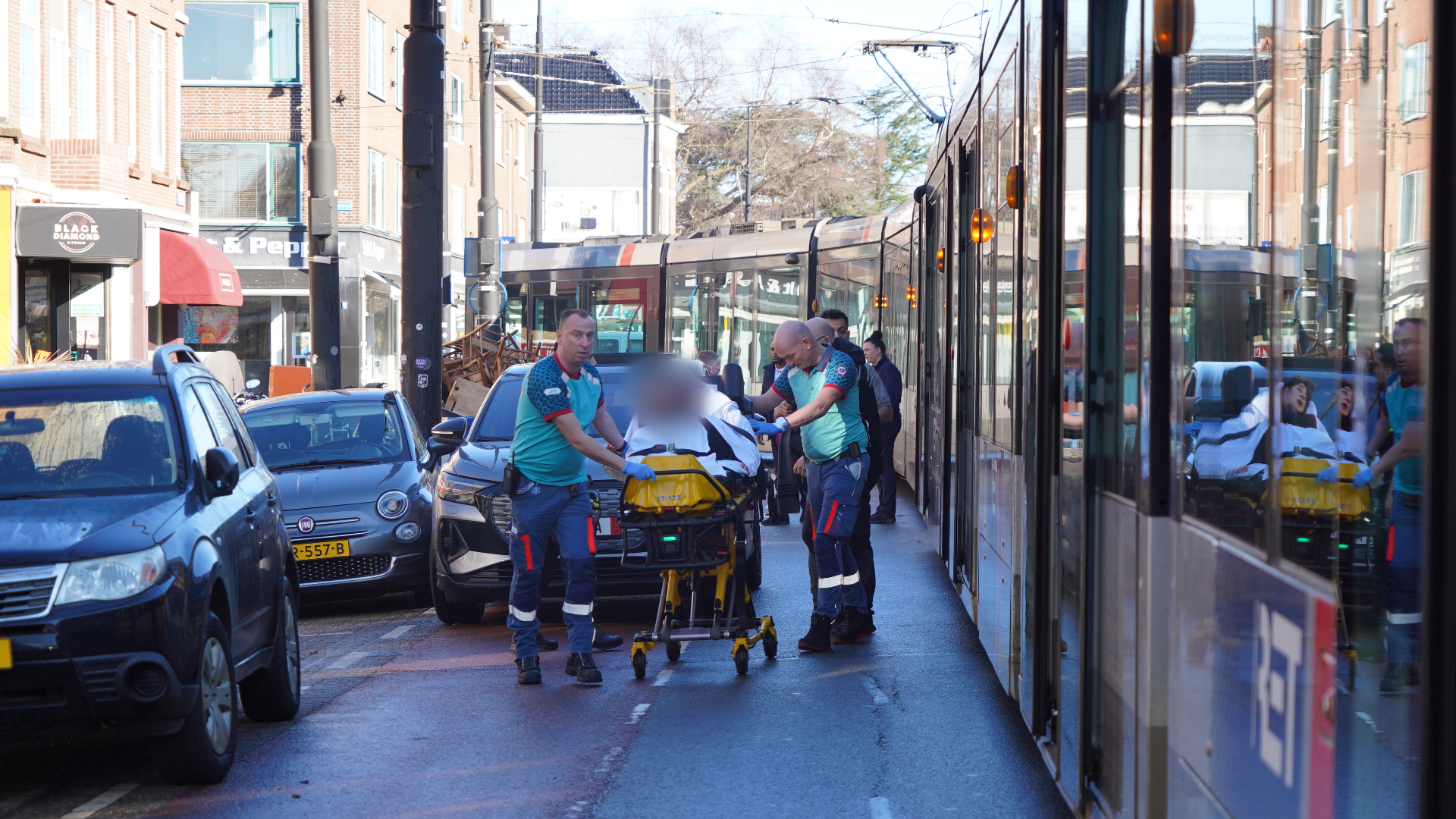 De vrouw raakte gewond als gevolg van de noodstop en moest naar het ziekenhuis gebracht worden