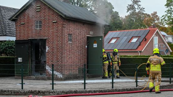 Brandweer blust brand in stroomhuisje, tientallen woningen zonder stroom