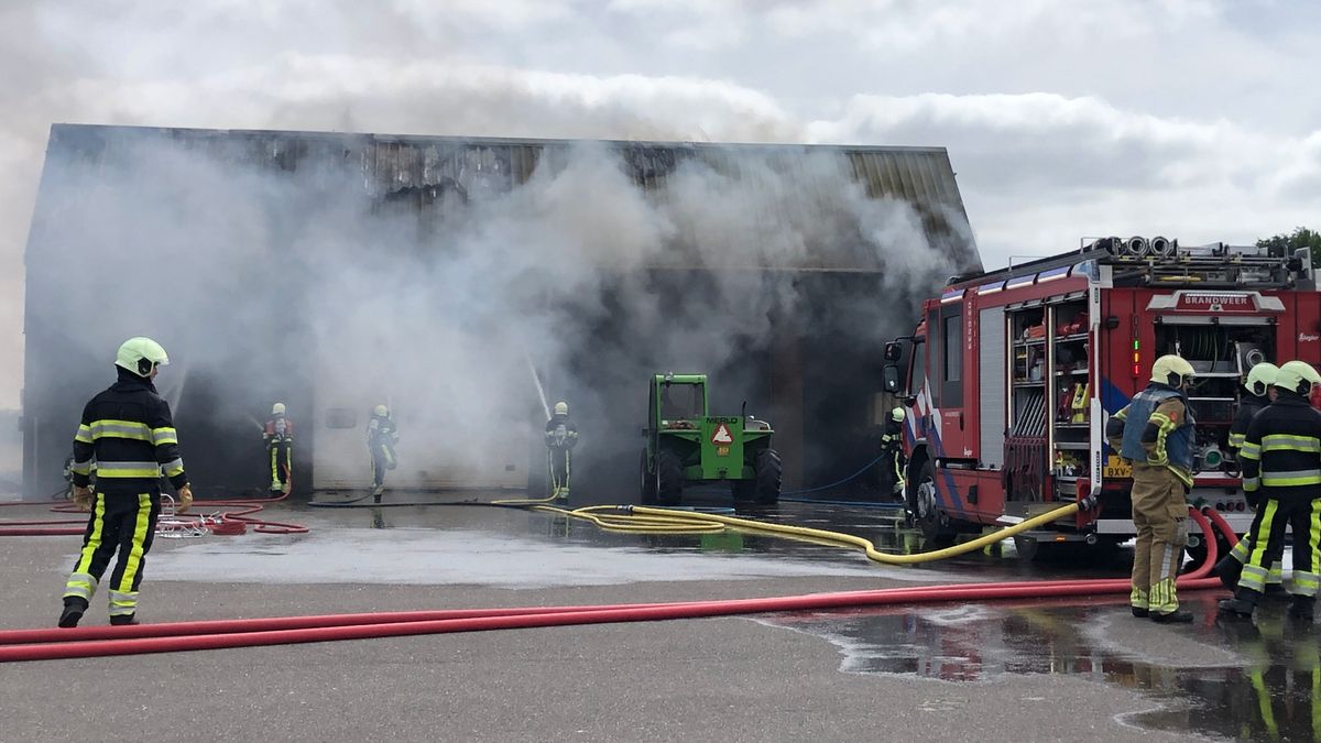 Een persoon gewond bij brand in loods vol boten in Sint Nicolaasga