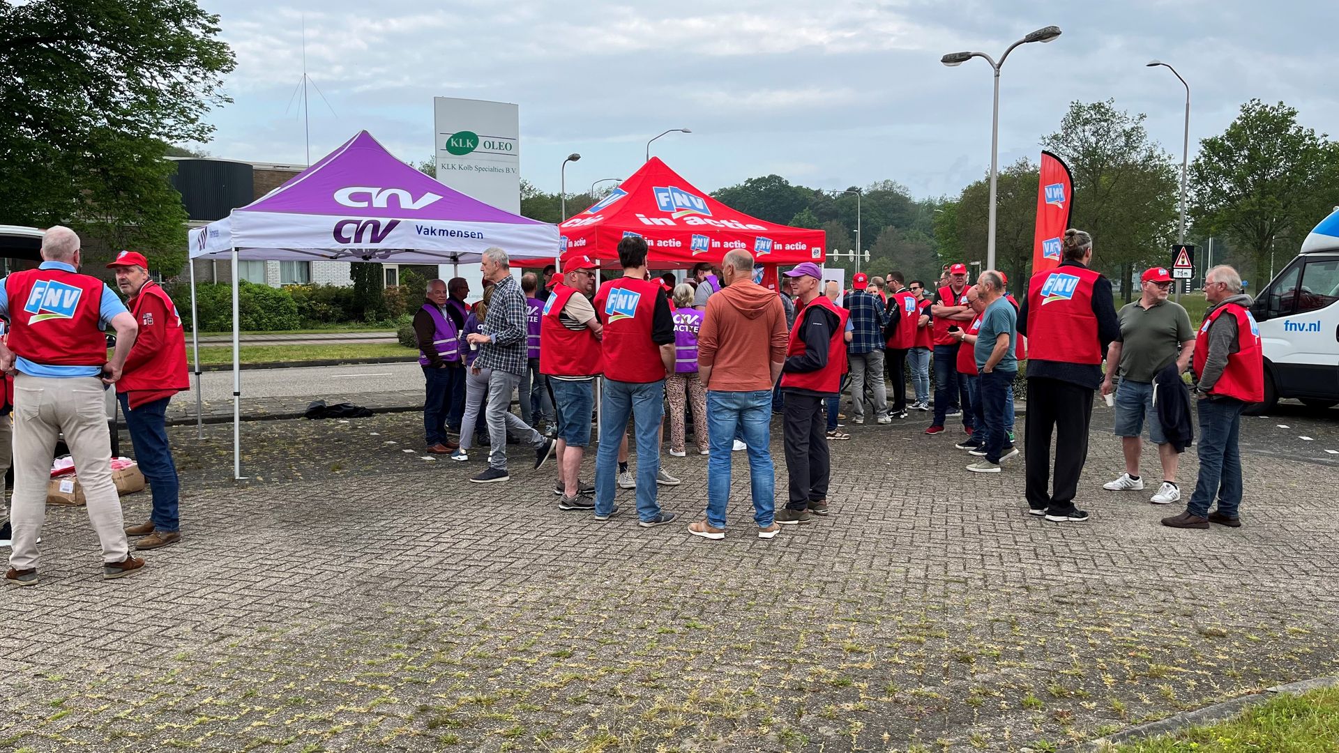 fnv-voorzitter-steekt-stakers-bij-chemiebedrijf-klk-kolb-in-delden-hart