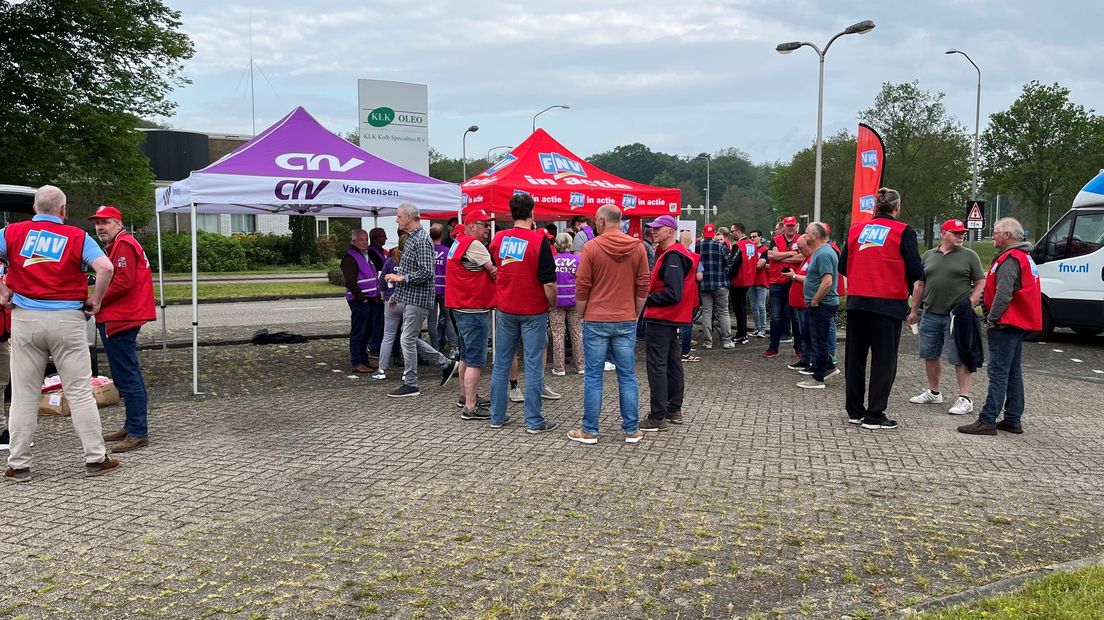 FNV voorzitter Steekt Stakers Bij Chemiebedrijf KLK Kolb In Delden Hart fnv-voorzitter-steekt-stakers-bij-chemiebedrijf-klk-kolb-in-delden-hart