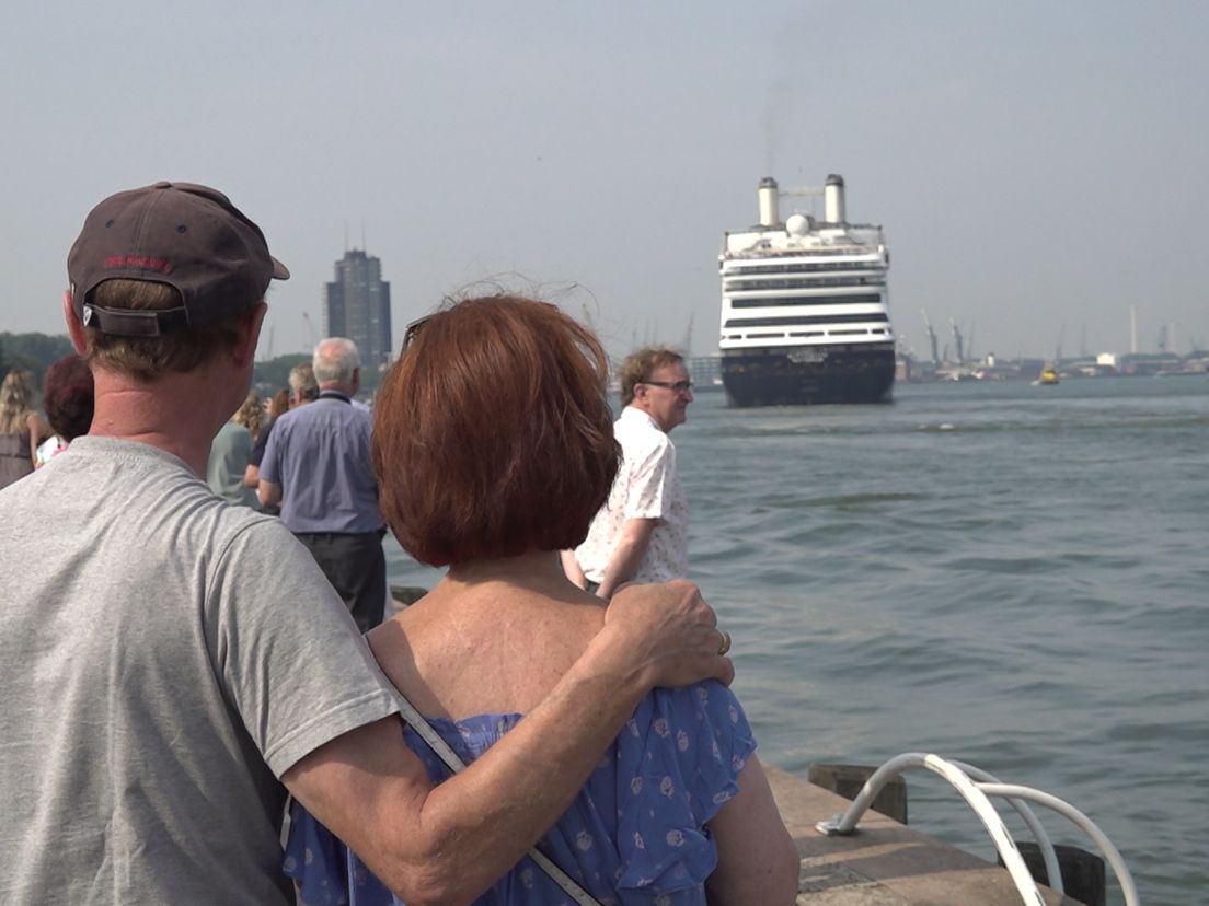 Hans en Riekje Adriani kijken toe hoe het MS Rotterdam voor het laatst vertrekt