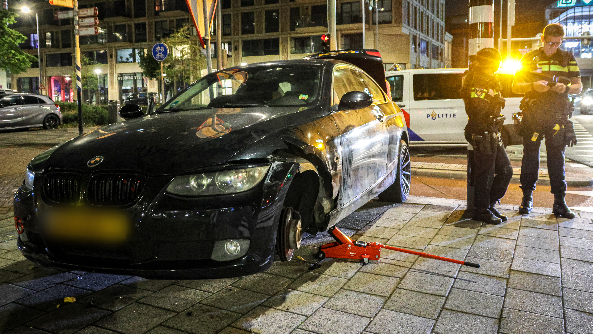 Na de botsing verloor de auto z'n voorwiel