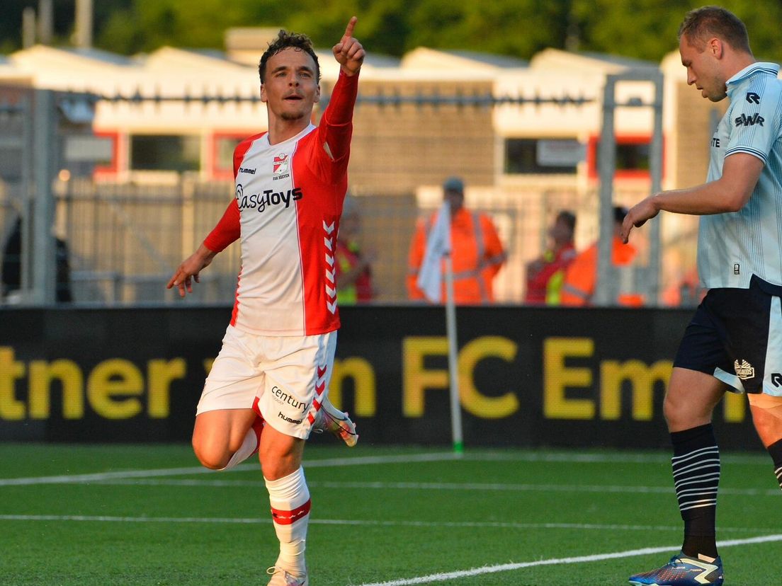 Bradley van Hoeven schiet FC Emmen naar play-offs voor promotie naar eredivisie