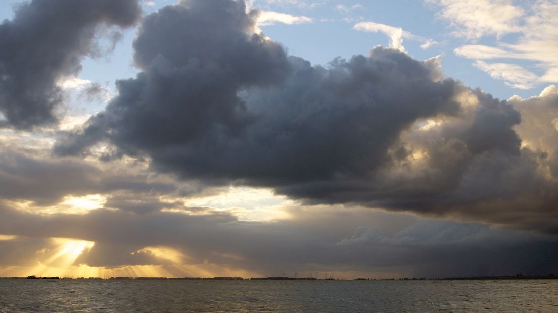 Regenbui ontstaat boven de Westerschelde