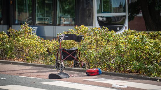 Vrouw overleden na aanrijding in straat waar ook jongetje werd geschept. Vrouw overleden na aanrijding in straat waar ook jongetje werd geschept.