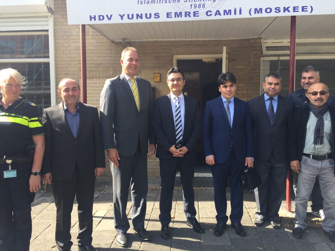 De nieuwe Turkse consul in Rotterdam (vierde van links), Aytac Yilmaz. Links van hem staat burgemeester Paans van Alblasserdam.