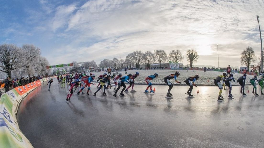 De schaatsers tijdens de marathon van vorig jaar in Noordlaren (Rechten: Kim Stellingwerf / RTV Drenthe)