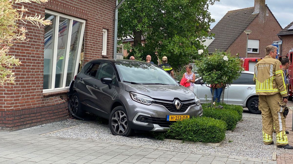 Auto botst tegen gevel in Stevensweert