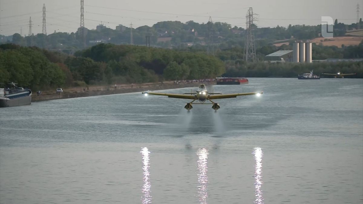 KIJK: Blusvliegtuigen halen water uit de Maas bij Eijsden voor Belgische natuurbrand