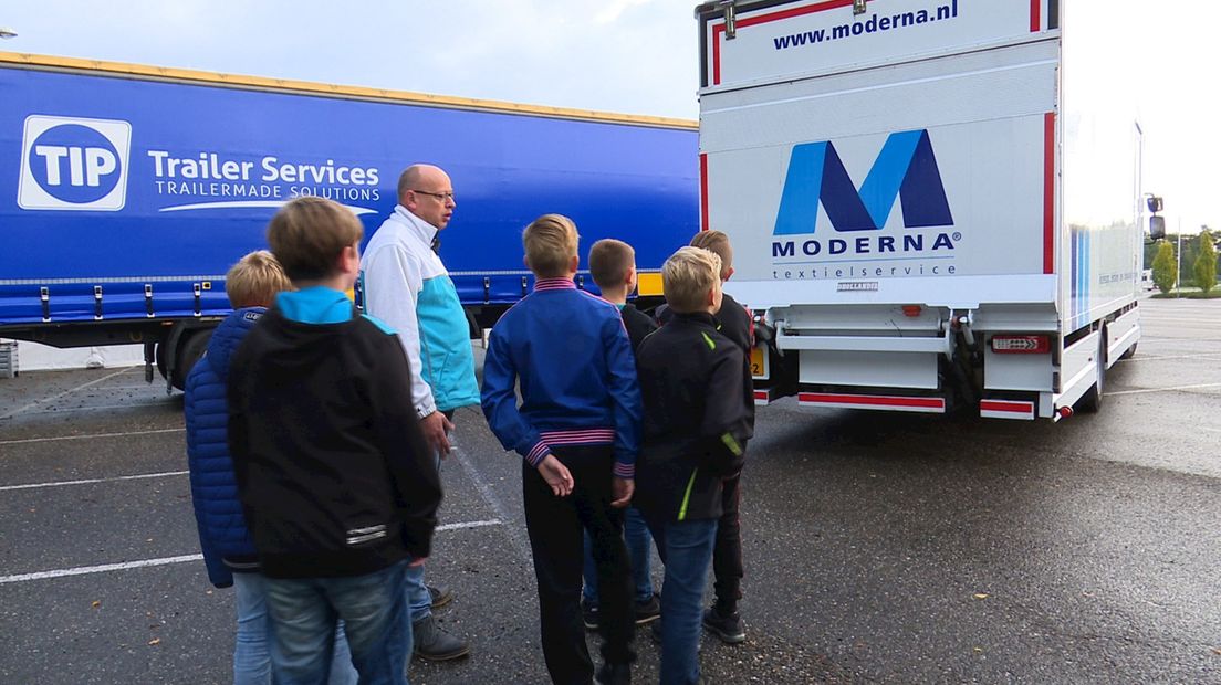 De leerlingen krijgen uitleg over de dode hoek van een vrachtwagen.