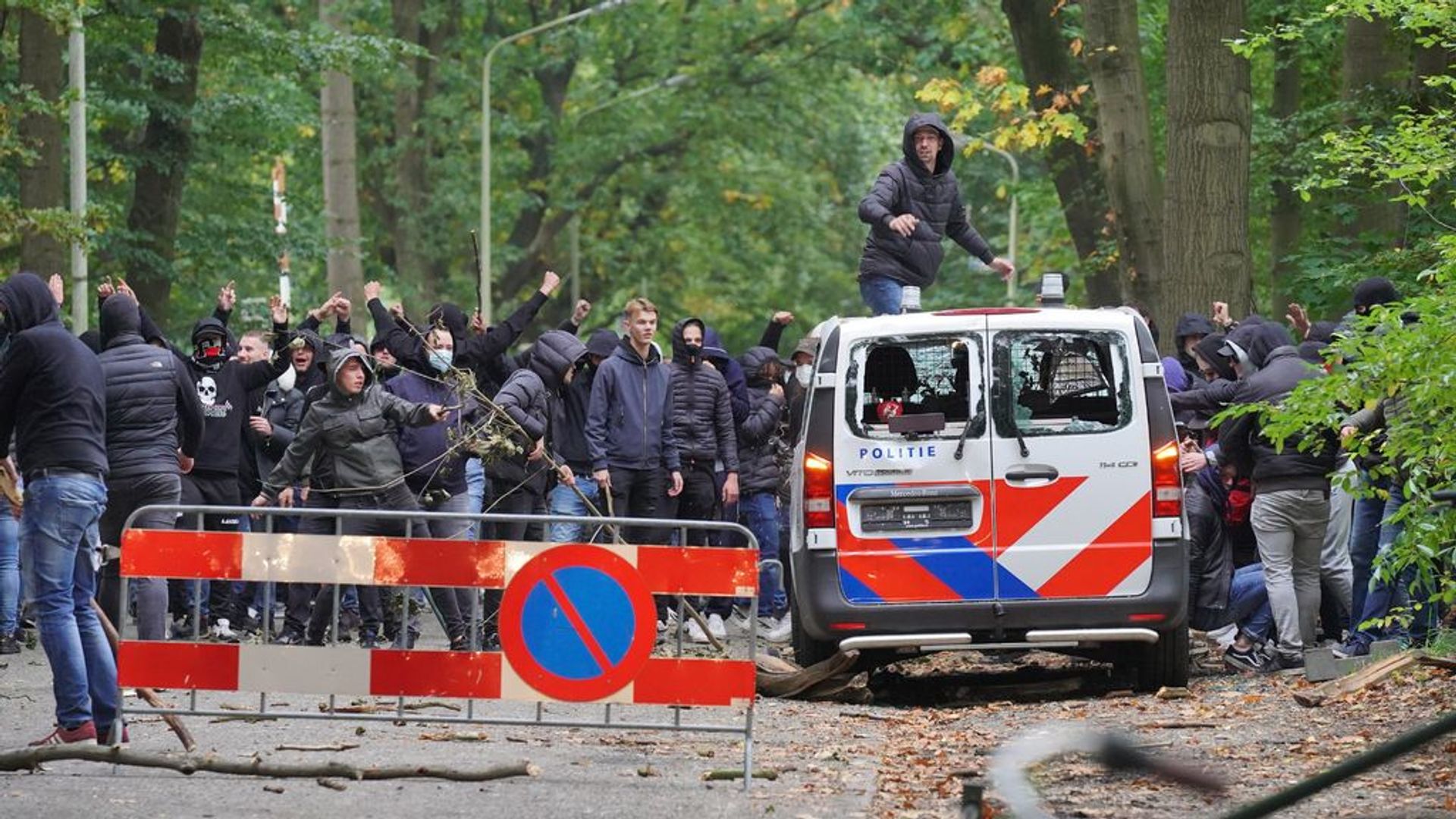 Zware Rellen Na Gelderse Derby, Supporters Vernielen Politiebus ...