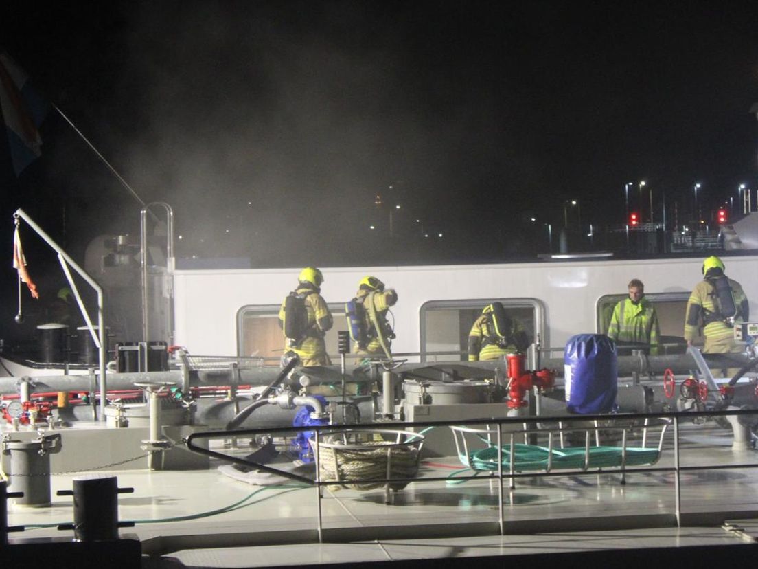 De brandweer blust de brand op een tanker in Gorinchem