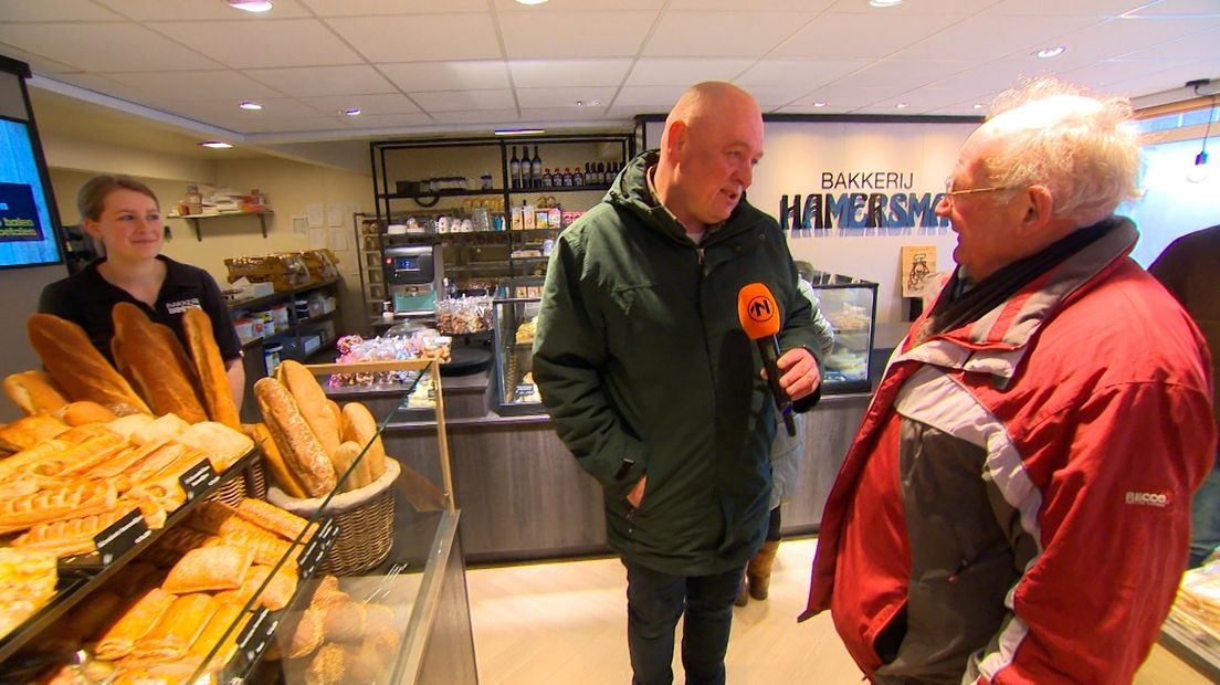 Opa Geert komt een roggebroodje halen bij kleindochter Julia