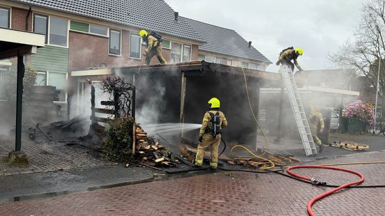 Uitslaande schuurbrand Putten, straat afgezet