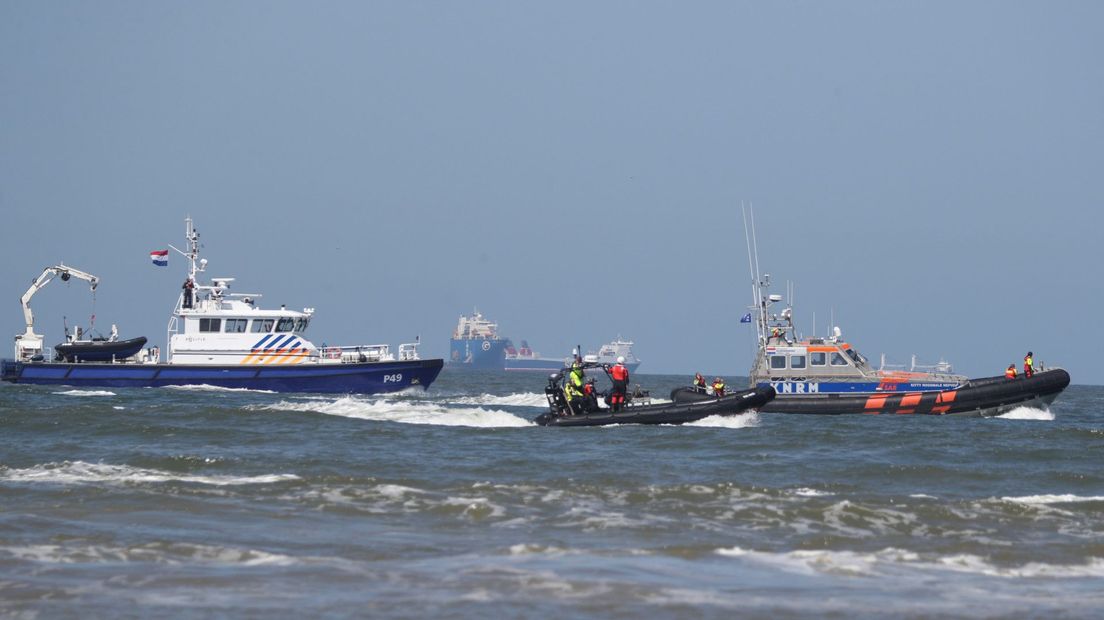 Ook de politie en de KNRM zoeken maandag mee