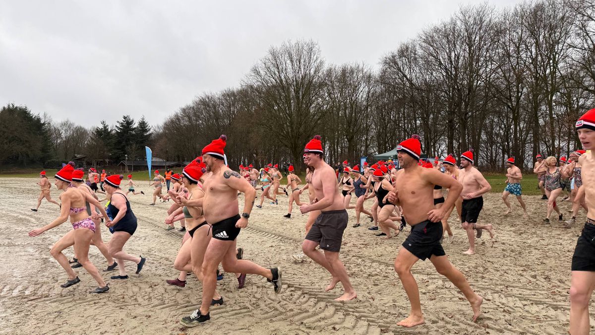 In Beeld: Het water is 2 graden, maar de nieuwjaarsduik in Erm gaat door: 'Het is hartstikke lekker'