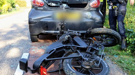 Fatbiker botst op geparkeerde auto