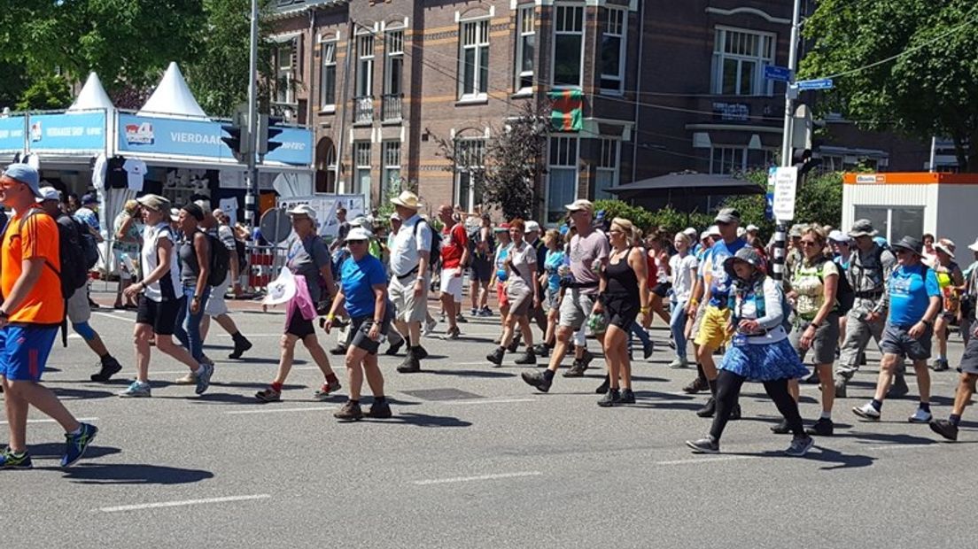 Ruim 41.000 wandelaars uit de hele wereld gaan vanochtend van start op de tweede dag van de 101e editie van de Nijmeegse Vierdaagse. Deze woensdag, de dag van Wijchen, kan zwaar worden want het wordt tropisch warm. Kijk hier live mee en luister ondertussen naar Radio Gelderland.