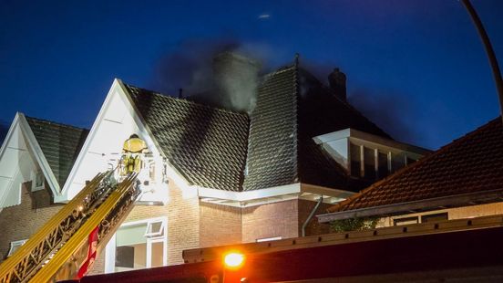 Brandweer redt meerdere mensen van dak bij woningbrand in Hengelo Home