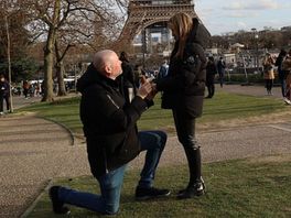 Barney op z'n knieën in Parijs: 'She said yes!'