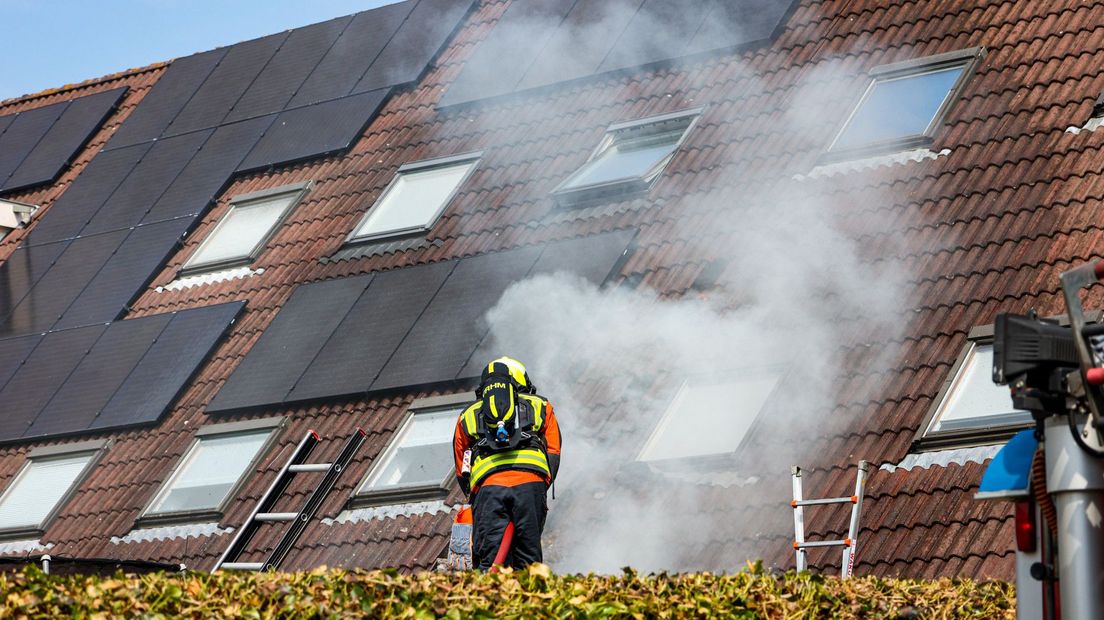 In de achtergevel van een woning in Gouda woedt brand