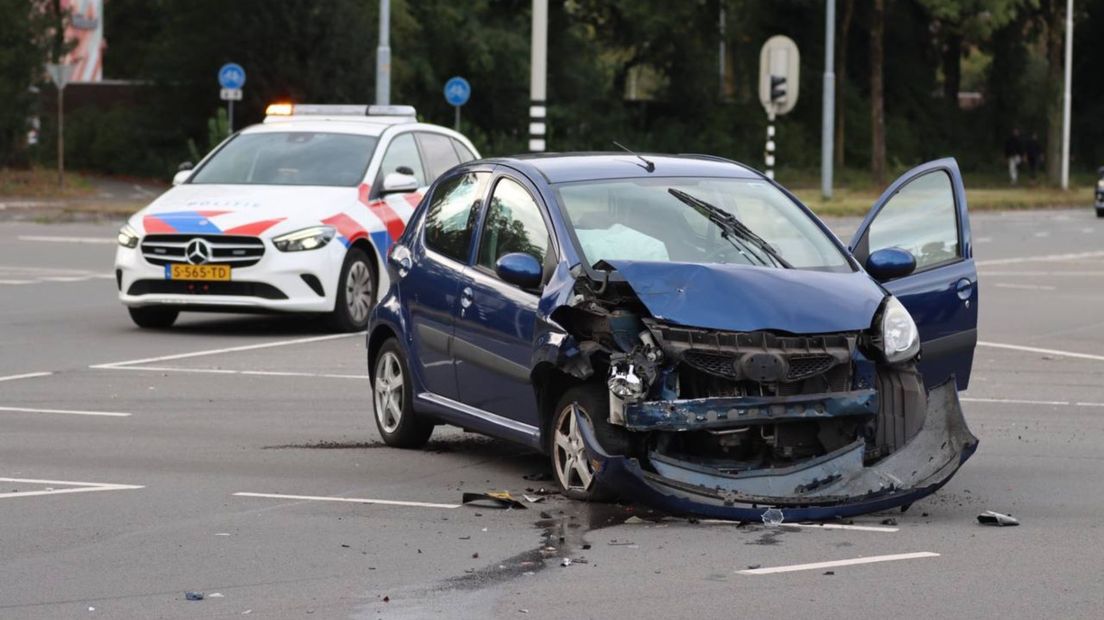 Beide auto's raakten zwaar beschadigd.