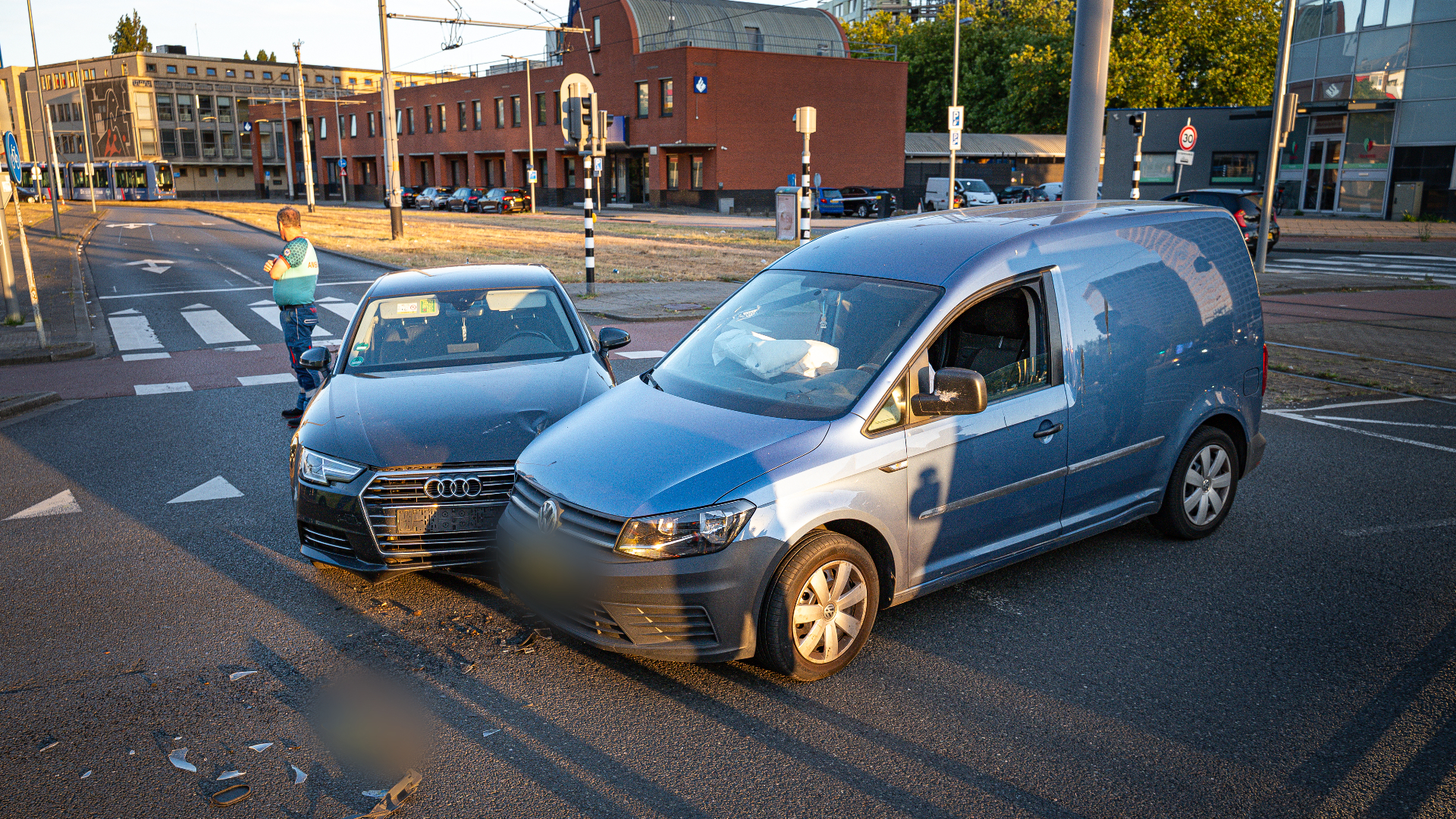 Beide auto's liepen schade op door de botsing, maar de bestuurders raakten niet gewond