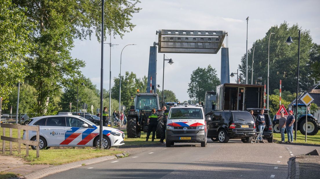 Politie is aanwezig bij de brug