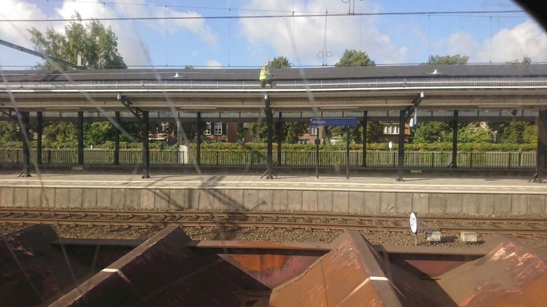 De trein raast station Almelo voorbij