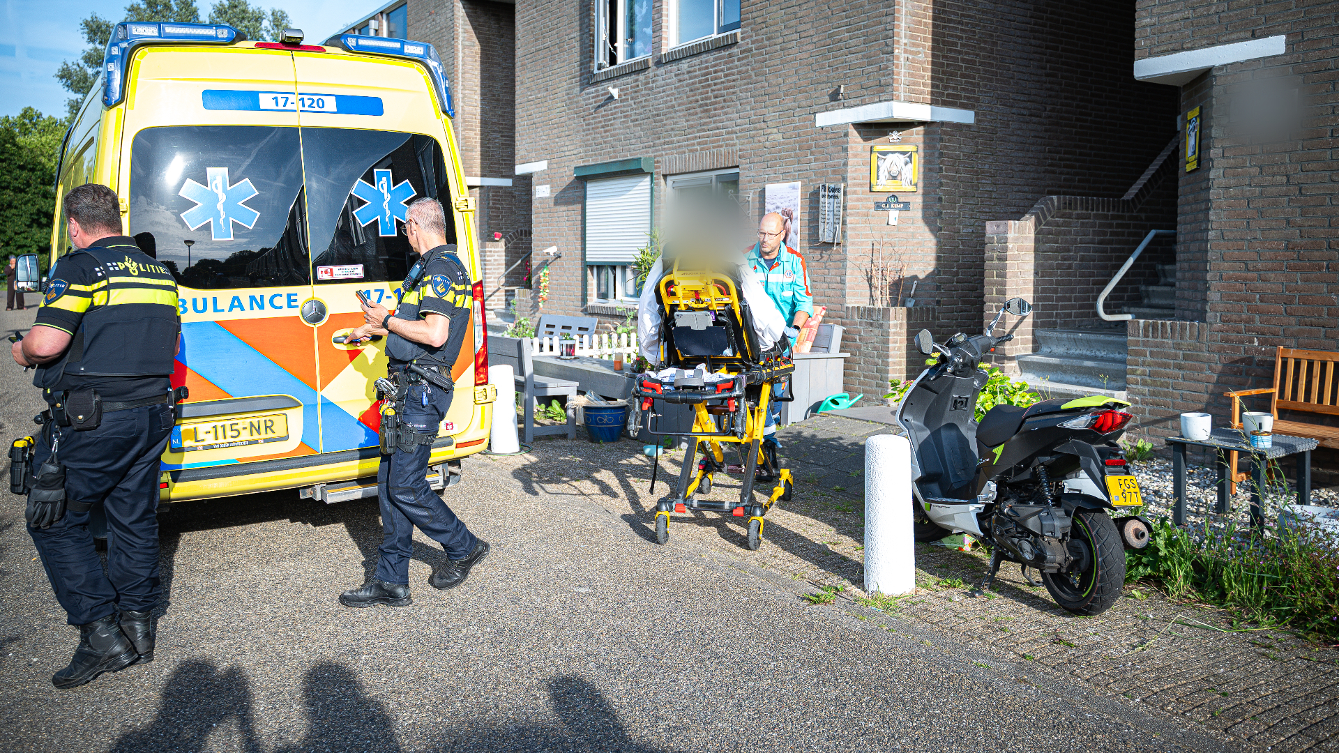 De man raakte gewond en is naar het ziekenhuis gebracht.