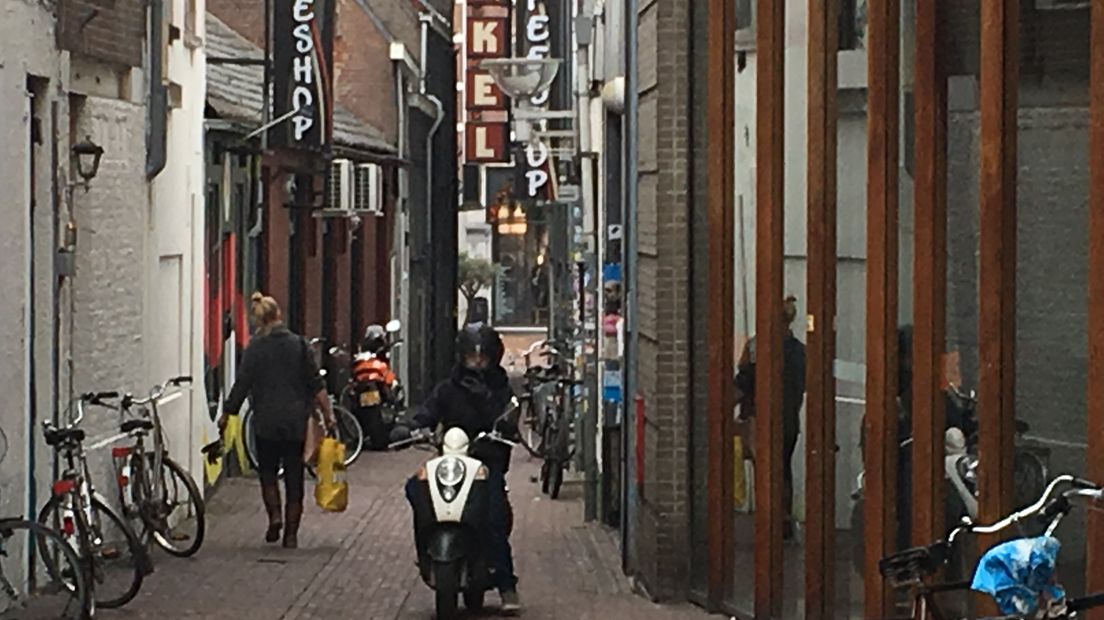 Burgemeester Bruls laat op korte termijn camera's ophangen in het centrum van Nijmegen. De camera's moeten de politie helpen in de strijd tegen drugscriminaliteit en bij toezicht op het uitgaanspubliek.